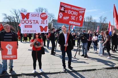 Veliki prosvjed oporbe 'Dosta je!' održan i u Osijeku