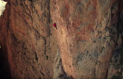 Snimka koja oduzima dah: Bez opreme se popeo na vrh stijene