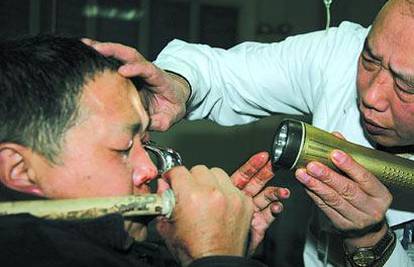 Kina: Poskliznuo se u kadi, pa mu se u oko zabila cijev