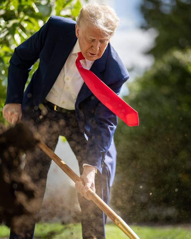 FOTO Službeni profil Bijele kuće šokira krindž fotkama Trumpa: 'Tko to vodi? Je li ovo parodija?'