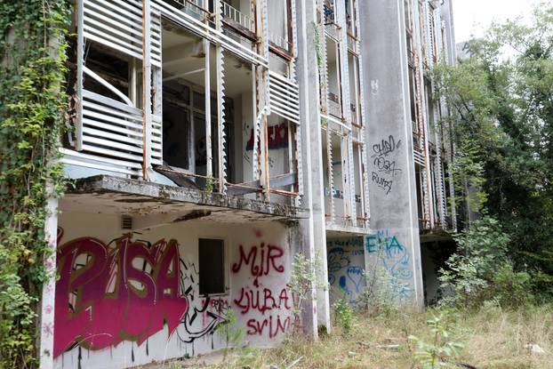 Malinska: Ruševine hotelskog naselja Haludovo