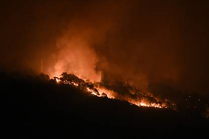 FOTO  Vatrogasci u paklu požara diljem Dalmacije: Herojski gasili cijelu noć, dolazili i iz Zagreba