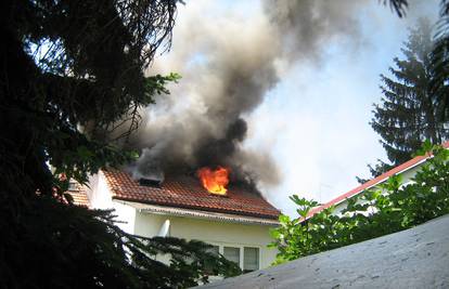 Planulo potkrovlje u kući, vatra se proširila i na cijelo krovište