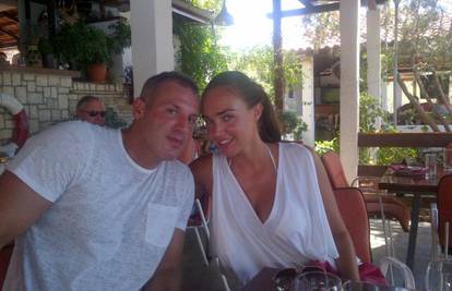 Jeli škampe: Tamara s dečkom ručala u hvarskom restoranu...