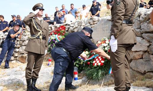 FOTO Na Kornatu obilje&zcaron;ili 19. obljetnicu tragedije: Polo&zcaron;ili vijence za 12 vatrogasaca