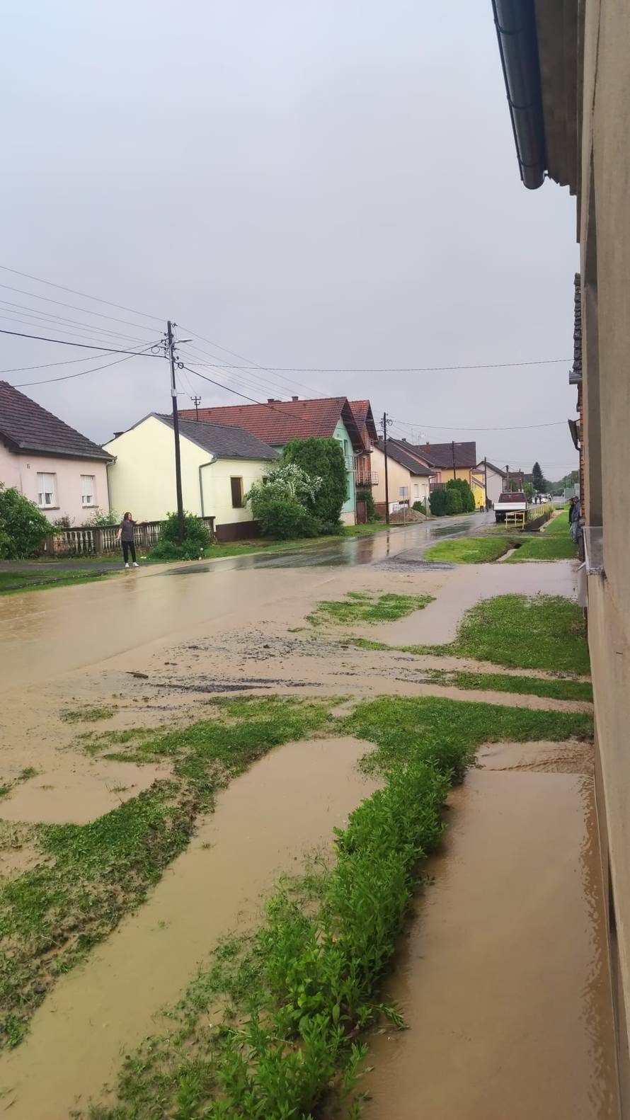 VIDEO Kiša napravila kaos kod Nove Gradiške: 'Poplavljeno je sve, od kuće do podruma i vrta'