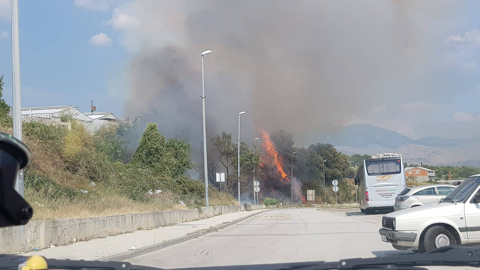 Split: Opet gorjelo na Žnjanu, vatra zahvatila šikaru i barake