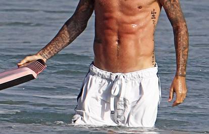 Beckham na plaži pokazao sve svoje tetovaže i isklesano tijelo