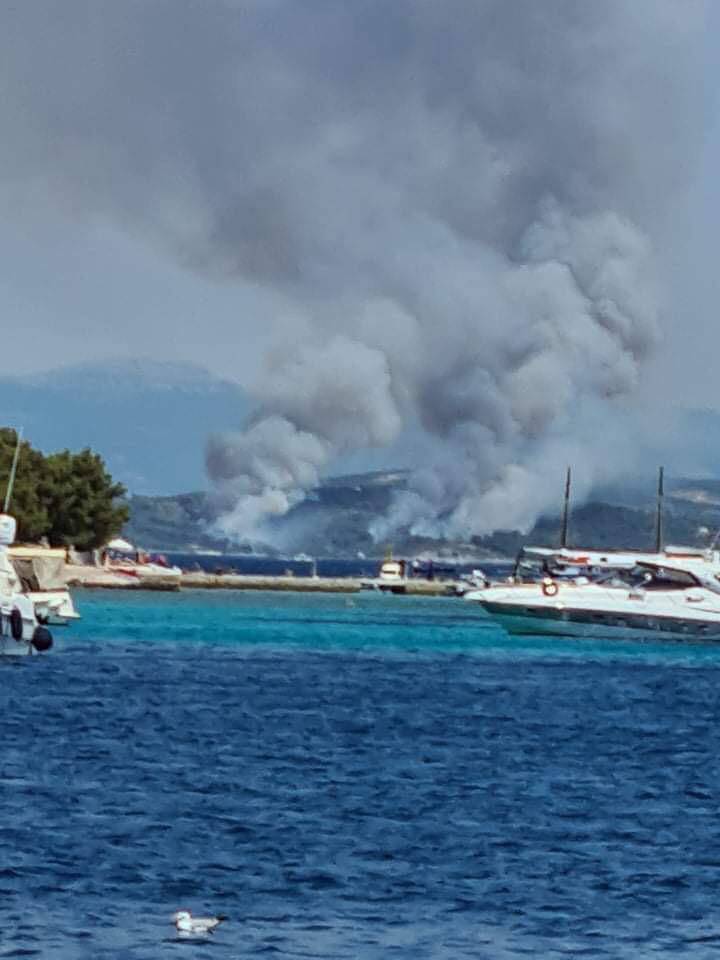 Stravične scene s Čiova: Izgorilo je oko 60 hektara borove šume i raslinja, vjetar stvara problem