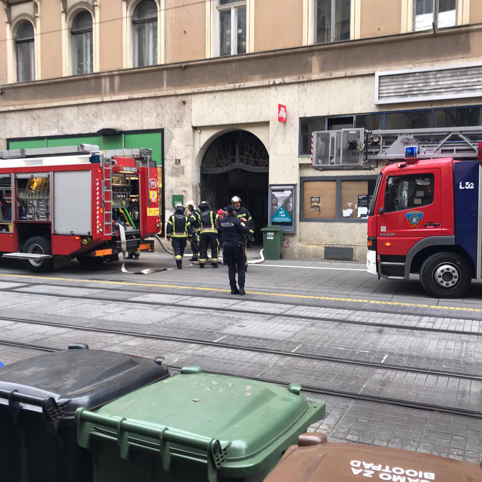 Gorjelo je smeće u Jurišićevoj: Vatrogasci su ga brzo ugasili