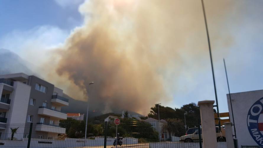 Kanader pomaže u gašenju, u Makarsku stiže i 150 vojnika