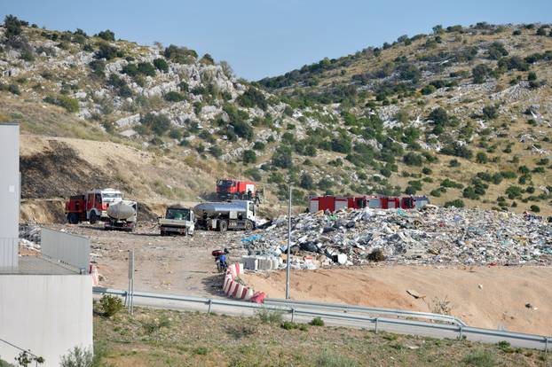 Sibeik: Pozar na odlagalistu otpada Bikarac gasi nekoliko vatrogasnih vozila