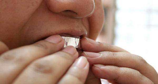 Genijalan trik s folijom: Zubi će postati bijeli za sat vremena