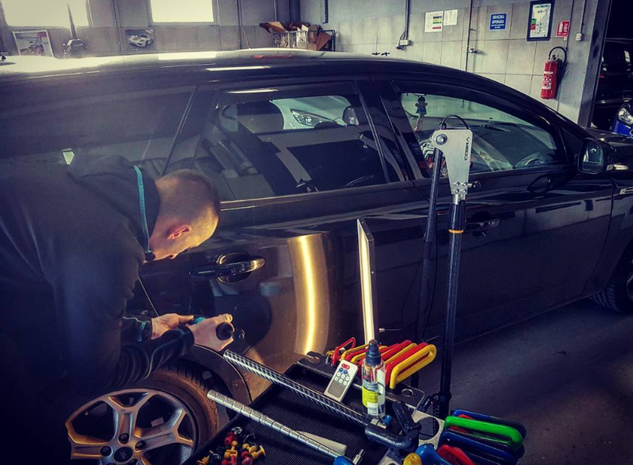 Tko popravlja automobile oštećene od tuče bez lakiranja?