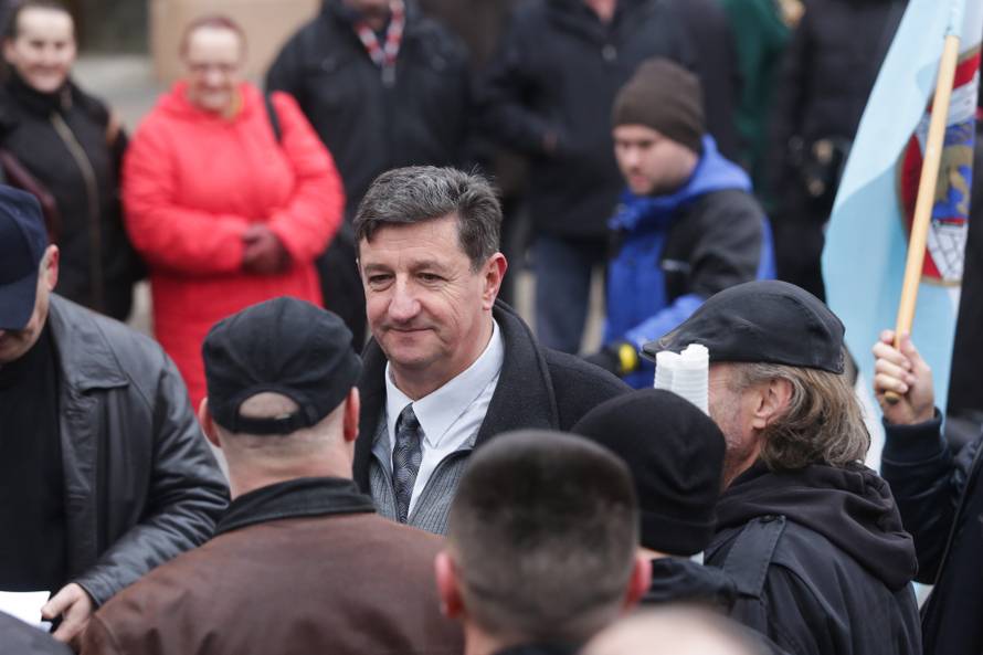 Prosvjednici došli do Kamenitih vrata, dalje ne mogu: 'Izdaja!'