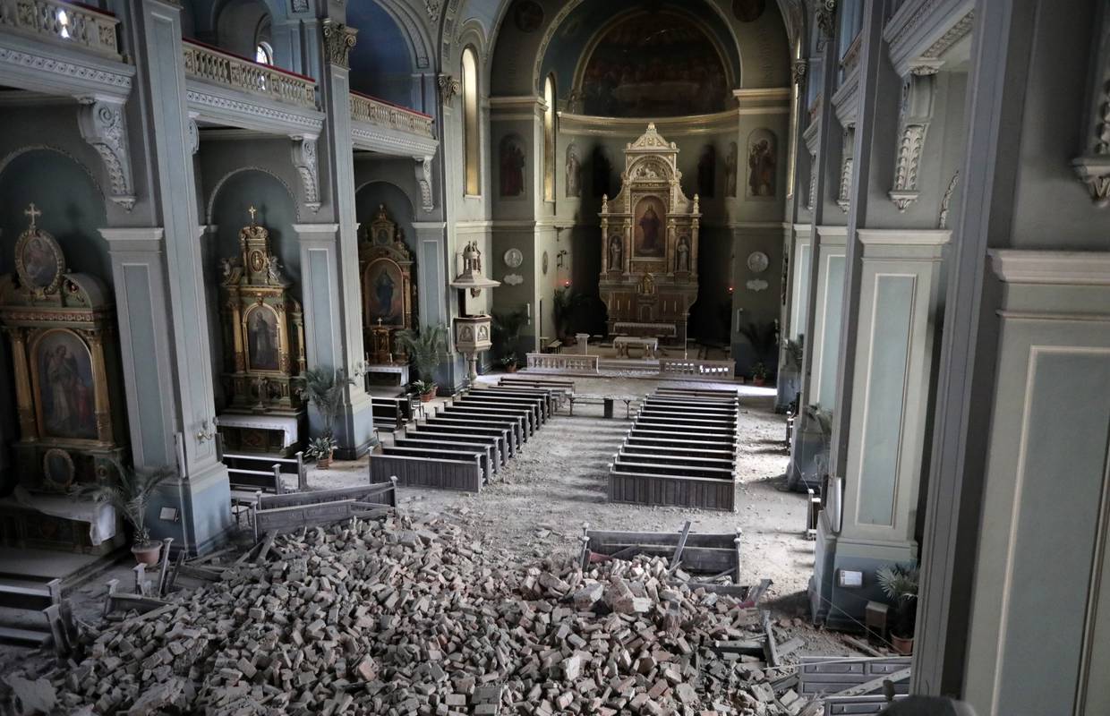 Crkva u Palmotićevoj oštećena: Urušio se strop iznad ulaza