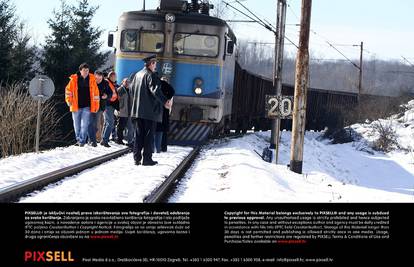 Novi incident: Kod Duge Rese iskočila lokomotiva iz tračnica