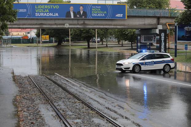 Nevrijeme u Osijeku prouzročilo zastoj tramvaja, kolnici potopljeni