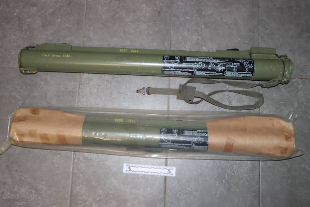 FOTO Spremio se za rat: Bombe, zolje, puške... Ovo su policajci našli mladiću koji im  je bježao!