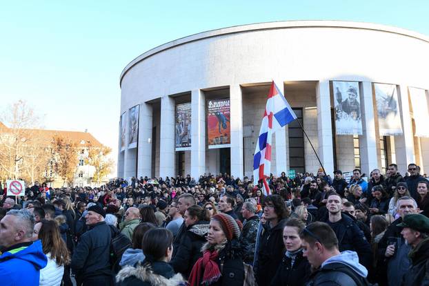 Zagreb: Okupljanje prosvjednika protiv COVID potvrda na Trgu žrtava fašizma