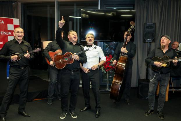 Zagreb: Niko Tokić Kartelo u svom stožeru pjevao s tamburašima iz sveg glasa 