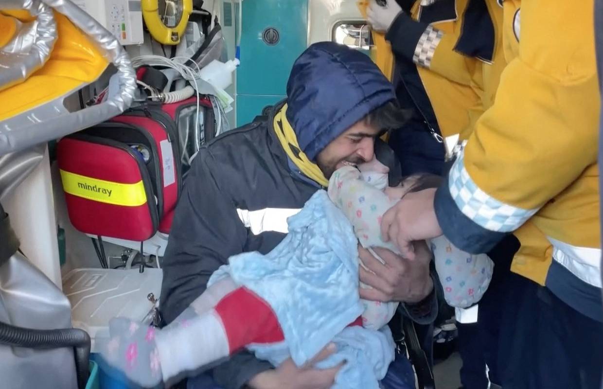 VIDEO Bebu su u Turskoj spasili 55 sati nakon potresa: Majka i dalje zarobljena ispod ruševina
