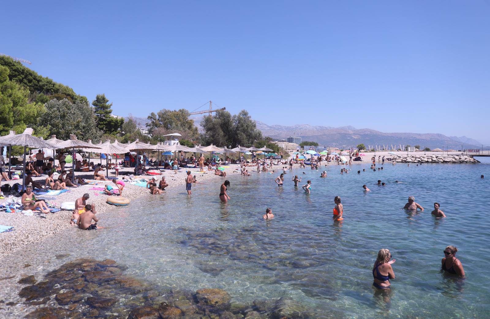 Split: Građani i turisti osvježenje pronašli na plaži