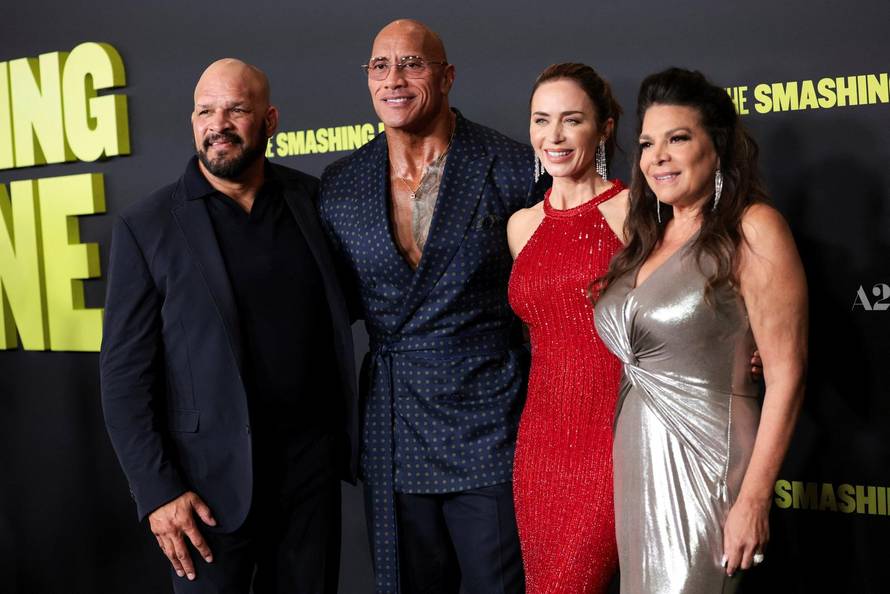 Mark Kerr (lijevo) i The Rock (pokraj njega) na premijeri filma 'The smashing machine'