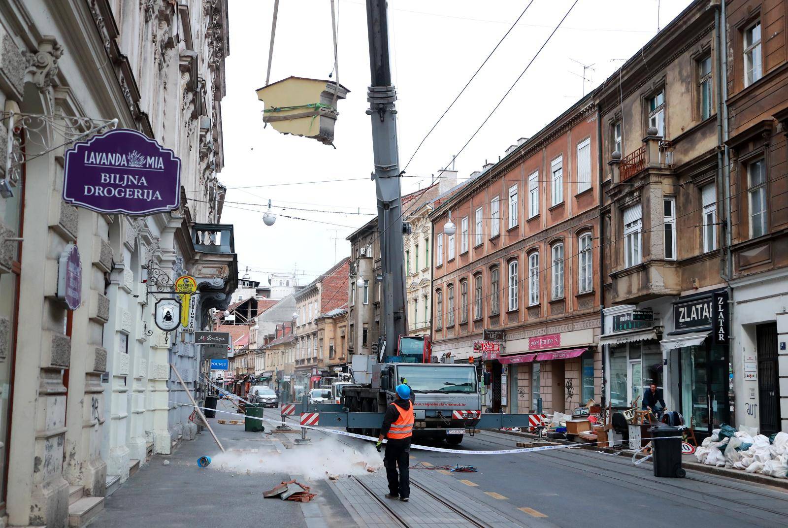 Zagreb: Tijekom spuštanja kupole jedan dio se odlomio i pao ispred radnika