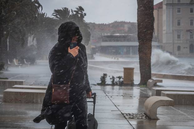 Split: Orkansko jugo potopilo rivu te stvaralo probleme u pomorskom prijevozu