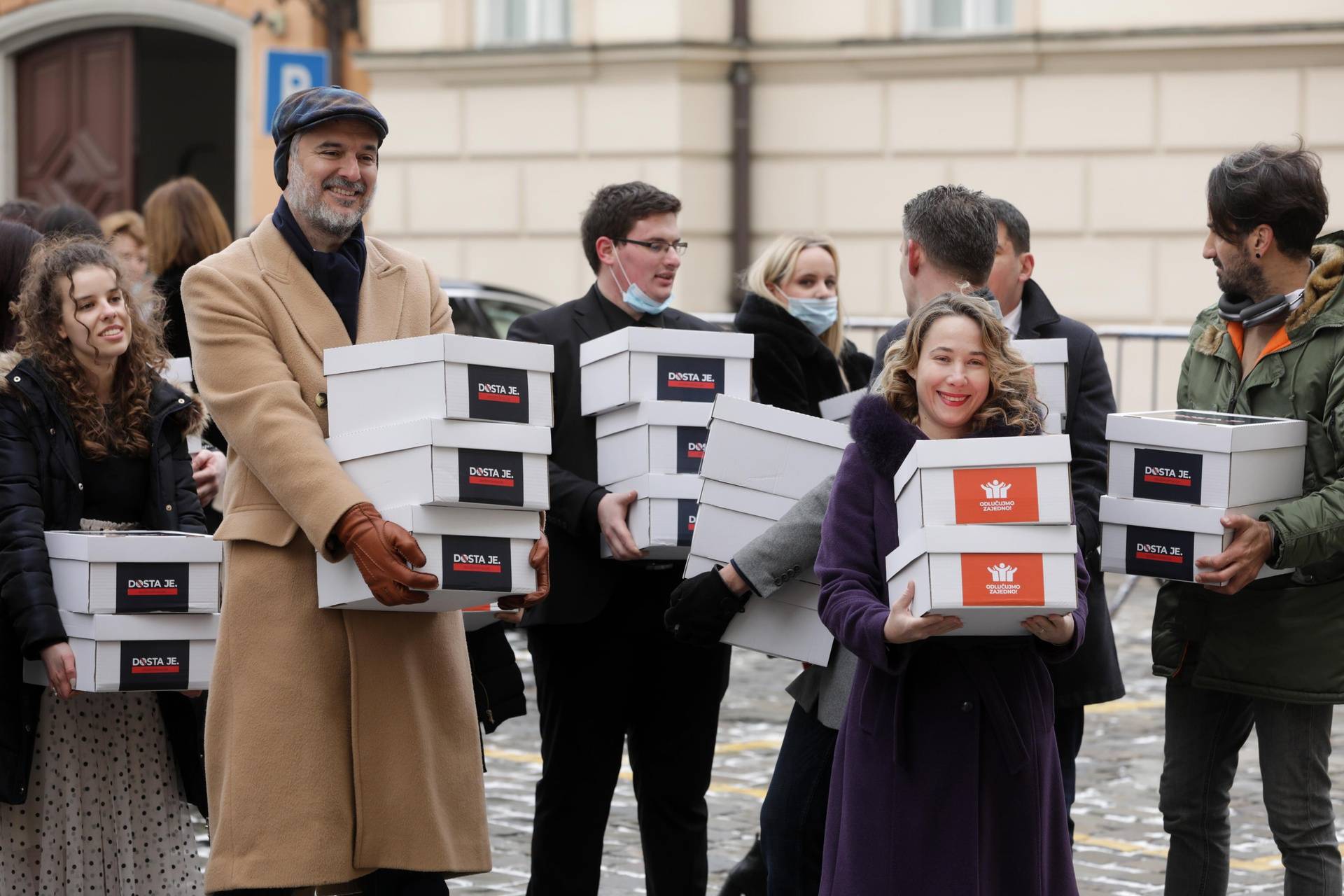 Zagreb: Mostovci predali potpise za referendum protiv covid-potvrda