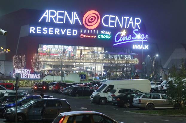 Gužve ispred zagrebačkih trgovačkih centara zbog Black Fridayja