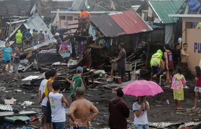 Tajfun poharao Filipine: Jedan mrtav, evakuirali su tisuće ljudi