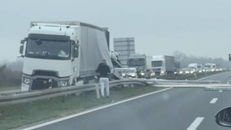VIDEO Kaos na A3: Rasuo se teret iz kamiona, gužve su!