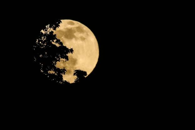 Uskrsni mjesec nad Zagrebom - kao da nas podsjeća na Isusovu muku i samu bit blagdana