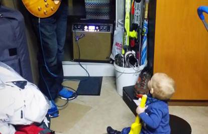 Baš poput tate: Ivica i njegov mališan 'rasturaju' na gitari