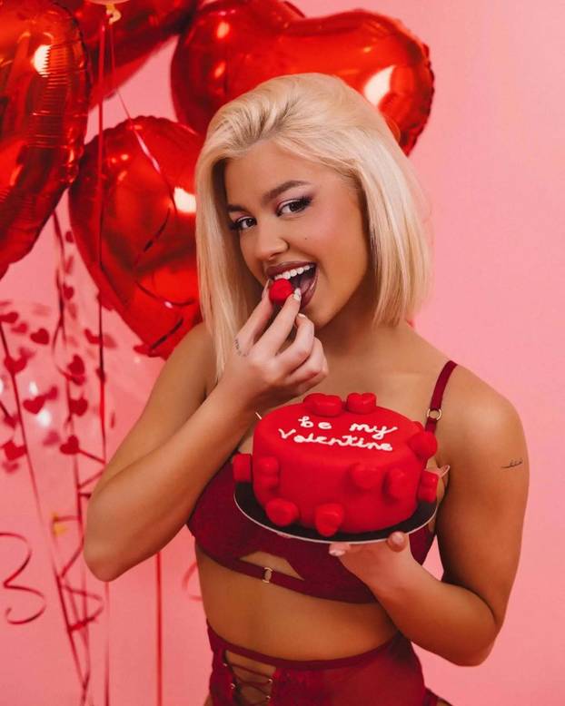 FOTO Atraktivna pjevačica preko noći nestala sa scene. Srpski nogometaš dao joj je ultimatum