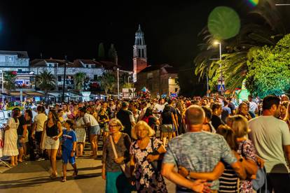 FOTO Mnoštvo ljudi se okupilo u Veloj Luci: Pratili su generalnu probu uoči 'Traga u beskraju'...