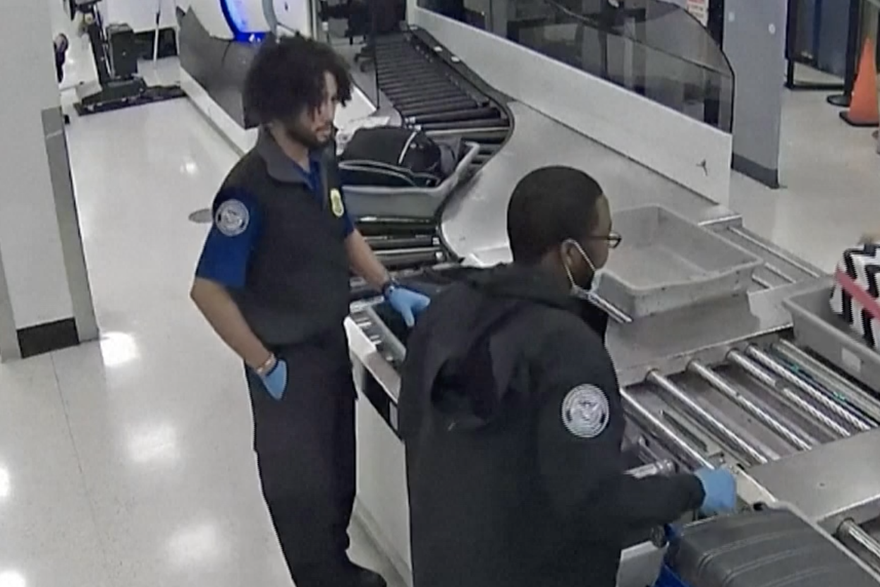 Uhvaćeni u krađi: Osiguranje u aeorodromu u Miamiju snimljeno kako uzimaju stvari iz torbi