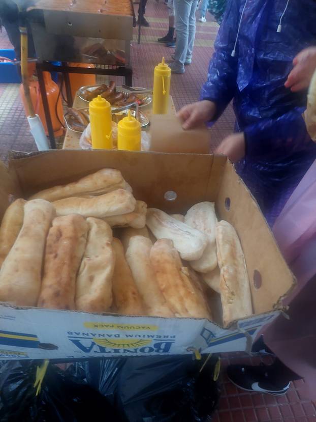 FOTO Za svakog ima ponešto! Prosvjednike u Beogradu čekala hrana, ovo je danas na meniju