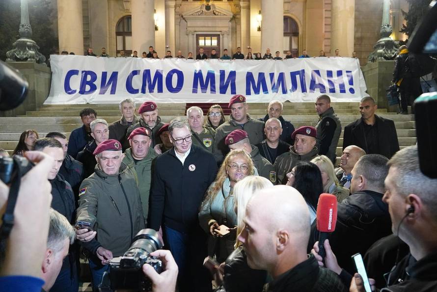 Beograd: Vučić došao ispred Narodne skupštine i pružio podršku "junaku iz Ćacilenda"