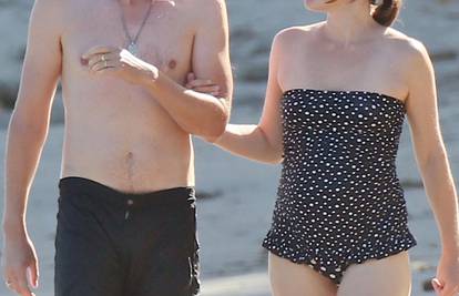 Suprug je mazi i pazi: Milla na plaži pokazala trudnički trbuh