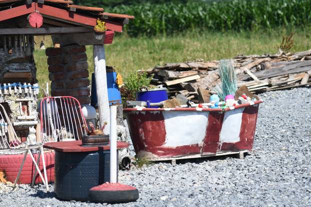 Muškarac u mjestu kod Bjelovara obojao kuću u boje hrvatske zastave i nazvao je  Šahovnica 