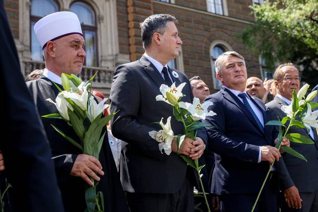 Sarajevo: Obitelji ubijenih u genocidu u Srebrenici ispratile su kombije u kojima se nalaze posmrtni ostaci ubijenih