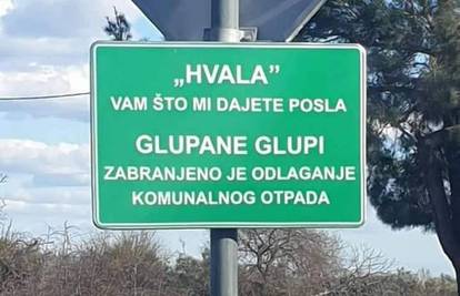 U Biogradu je uprava postavila ovakve table: 'Glupane glupi...'