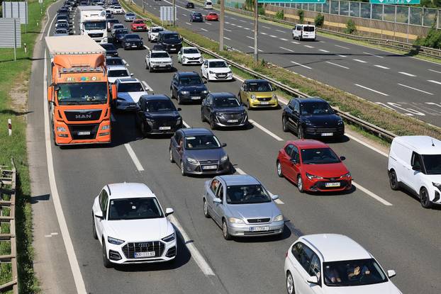 Velike prometne gužve na naplatnoj postaji Lučko prema moru