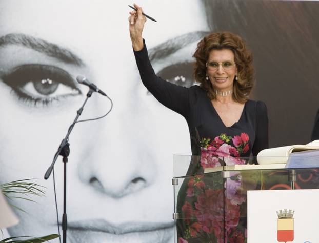 napoli delivery of honorary citizenship to Sophia Loren