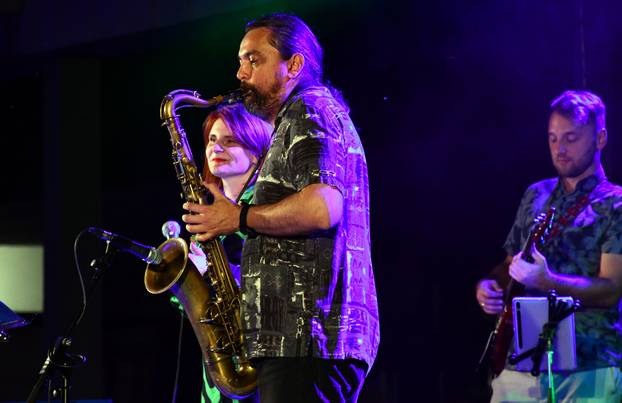 Slavonski Brod: Koncert  jazz sastava Sing Song Swing na pozornici Brodskog glazbenog ljeta