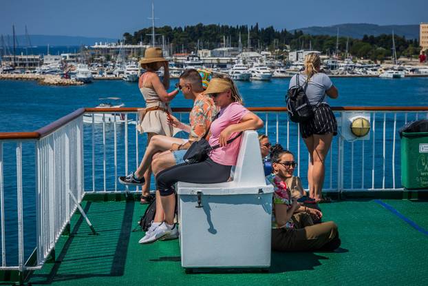 Split: Gužva na trajektu Petar Hektorović na relaciji Split - Vis