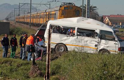 U naletu vlaka na minibus pun đaka poginulo 9 djece